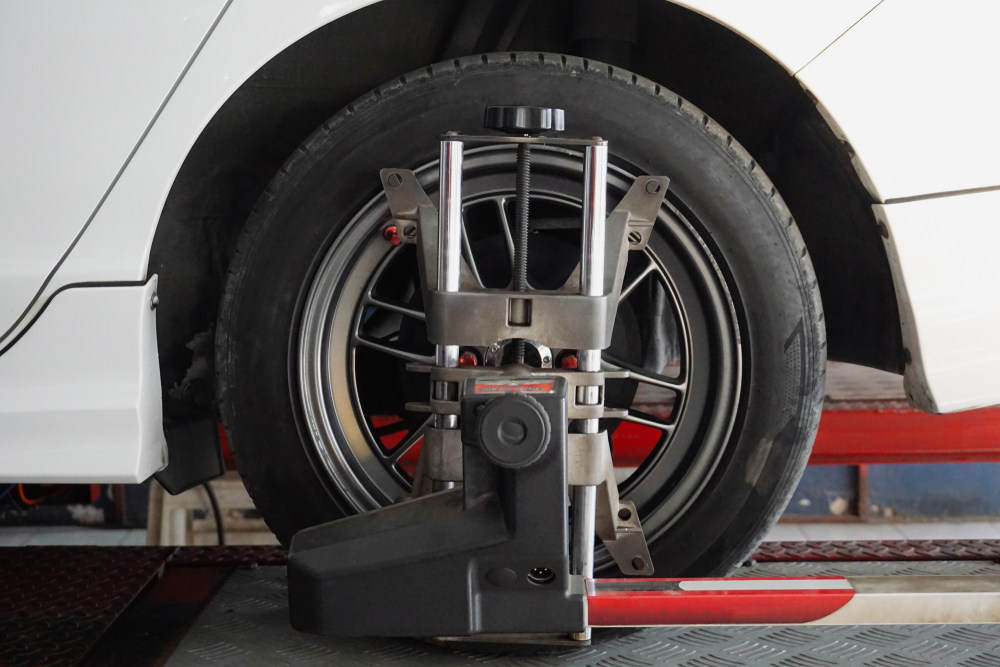 Why Wheel Alignment Issues Can Affect Tire Life and Driving Safety